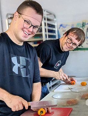 Stagiaires du programme d'insertion socioprofessionnelle pour les personnes ayant une déficience intellectuellequi cuisinent