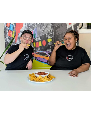 Deux jumelés-sociopro mangeant des chips avec salsa en souriant