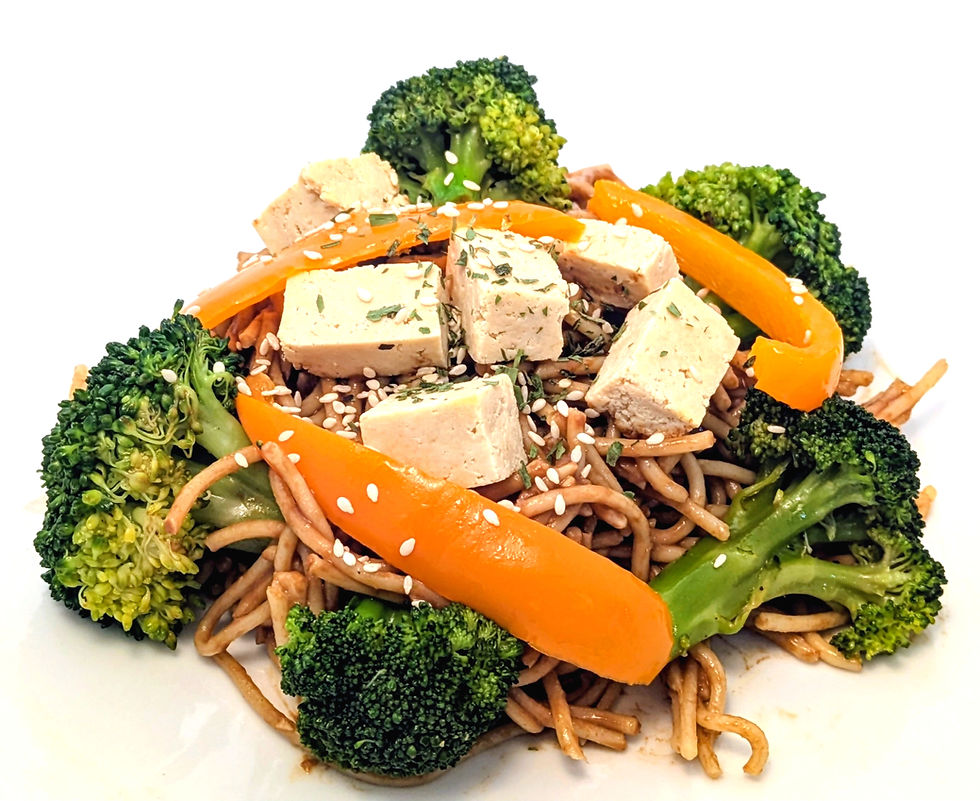 Nouilles asiatiques au tofu et légumes, sauce au beurre d'arachide