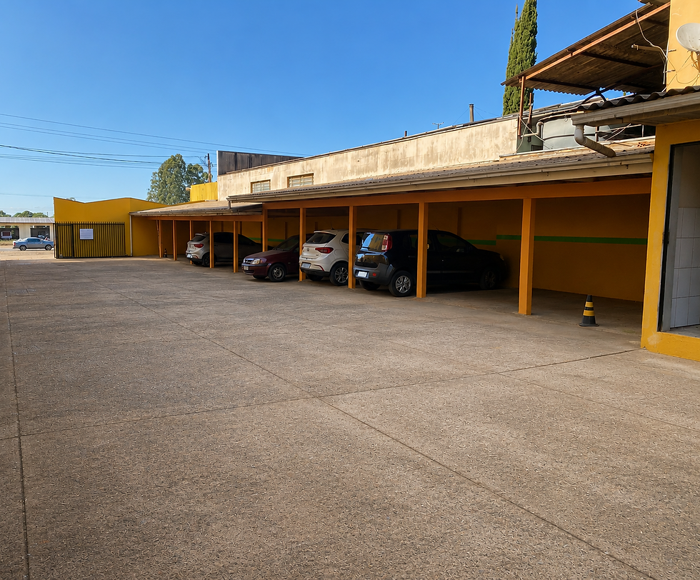 Estacionamento coberto com carros estacionados sob estrutura amarela.