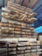 製材所に保管される木材の山