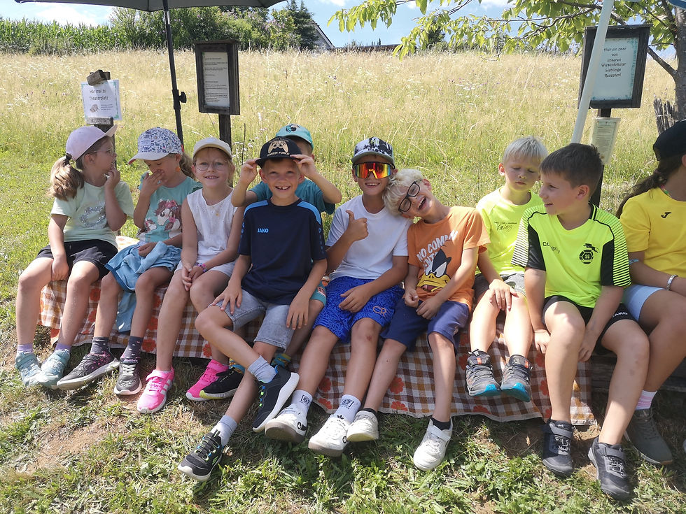 Ausflug der gesamten Schule zum Bauernhof Maier