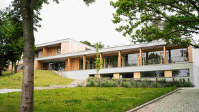 Přední čeští umělci pomůžou dětskému hospici Dům pro Julii. Stát v pomoci nevyléčitelně nemocným dětem a jejich rodinám stále zaostává