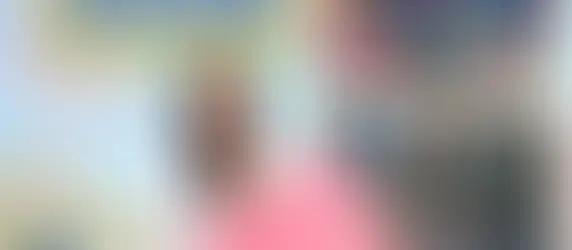 Du khách lựa chọn quà lưu niệm tại khu mua sắm sầm uất ở Seoul