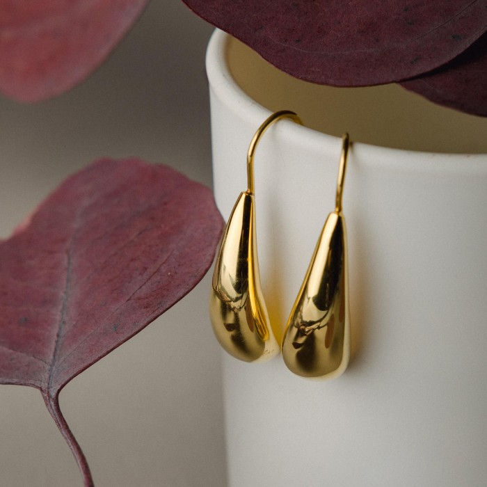 aura big gold plated earrings close view
