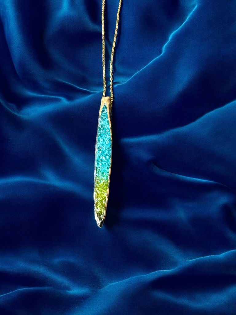 Desert K1027S necklace gold brass with aquamarine and peridote crystals close view