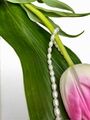 pearl necklace close view