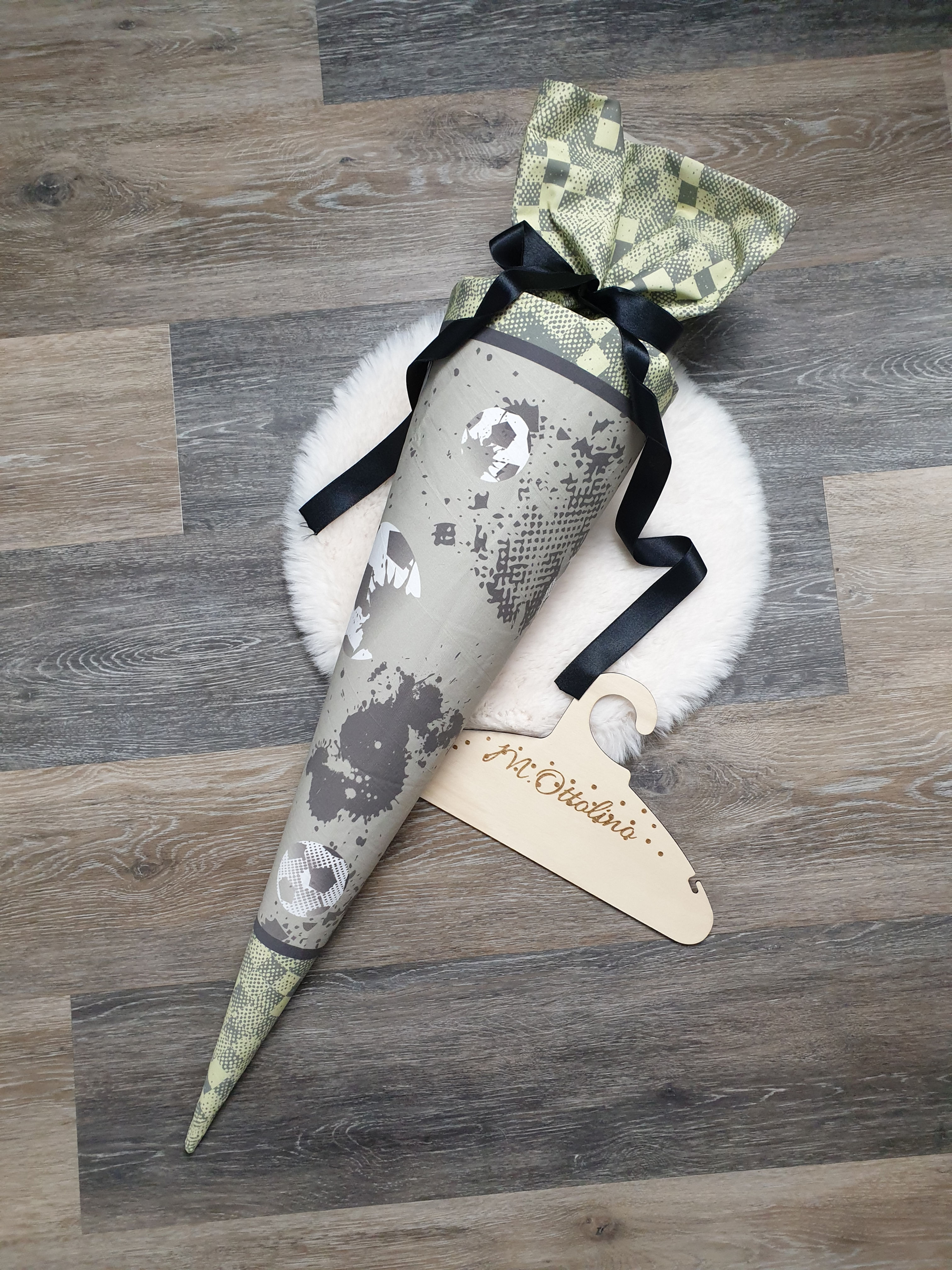 Schultüte / Zuckertüte aus Stoff mit Wunschnamen / Fußball grün/grau