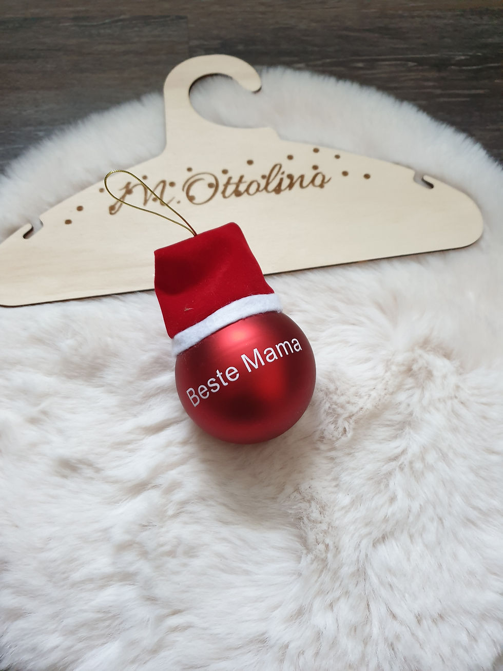 Miniaturbild: Weihnachtskugeln personalisiert - Glaskugel rot mit Weihnachtsmütze