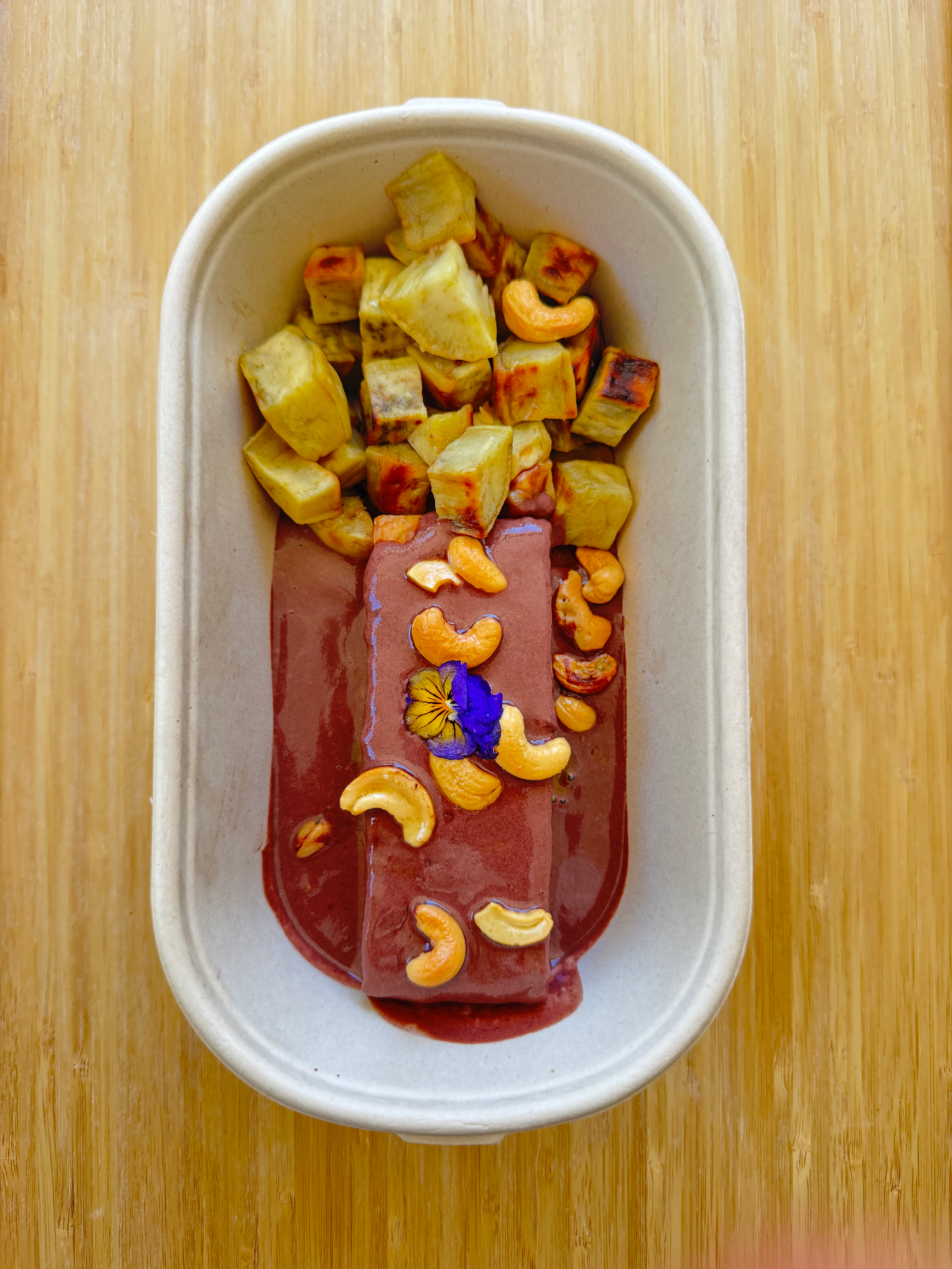 Tofu with açai sauce and roasted Japanese sweet and crunchy cashew
