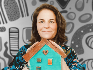 A professora Renata Stort é filósofa, cientista social, pedagoga e ilustradora. Ela realiza um trabalho primoroso em uma gestão ativa e participativa na Escola Stagium, localizada na grande São Paulo.