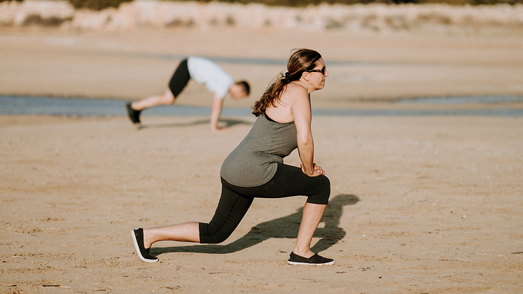 Woman lunging, crossfit training_edited.png