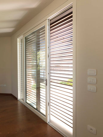 Alzante scorrevole in legno alluminio, finitura laccata bianca, con frangisole