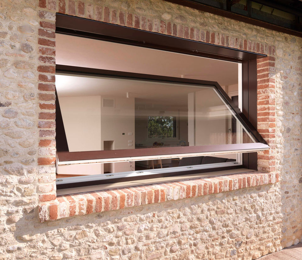 Finestra in legno alluminio con finitura bicolore: bianca lato interno, rivestimento in alluminio marrone lato esterno