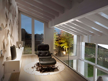 serramenti e infissi in legno laccato bianco di varie forme