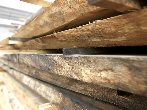 La selezione del legno è una fase importante per la buona riuscita dei nostri serramenti in legno e in legno alluminio. Serradura è da generazioni nel settore del legno e mette la sua esperienza a disposizione dei suoi clienti.