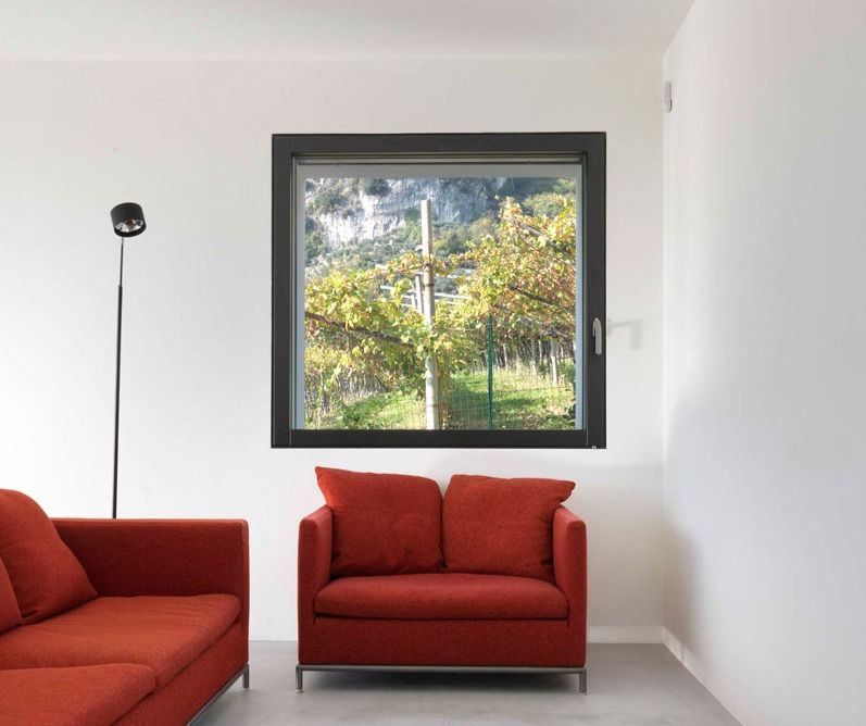 Finestre in legno alluminio con finitura laccata nera lato interno e rivestimento in alluminio lato esterno