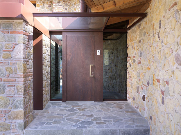 Portoncino in legno con rivestimento esterno in alluminio finitura effetto corten