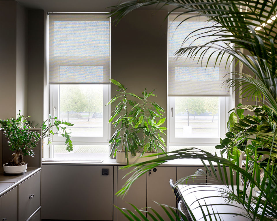 Finestre modello Tekno Plus, con triplo vetro, in legno laccato bianco sul lato interno e con rivestimento in alluminio grigio argento sul lato esterno