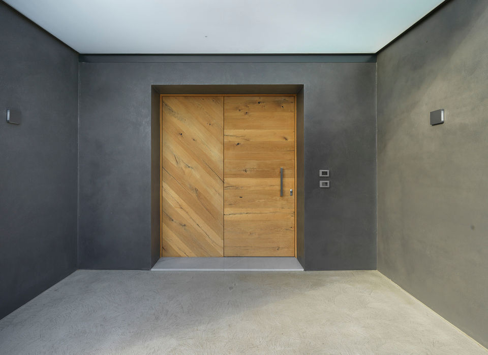 Portoncino a due ante con rivestimento in legno antico