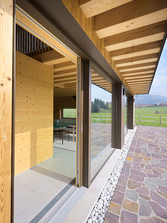 Serramenti realizzati in legno di abete con finitura ad olio e rivestimento esterno il alluminio tinta marrone