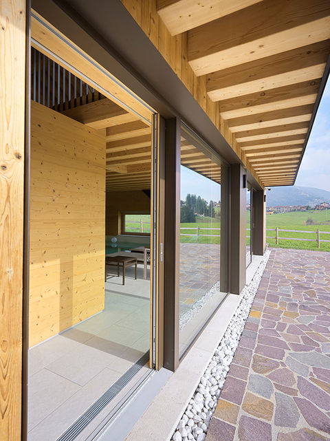 Serramenti realizzati in legno di abete con finitura ad olio e rivestimento esterno il alluminio tinta marrone