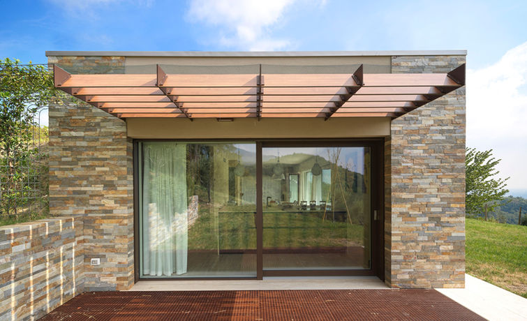 Realizzato in legno di abete laccato bianco lato interno e rivestimento in alluminio marrone lato esterno