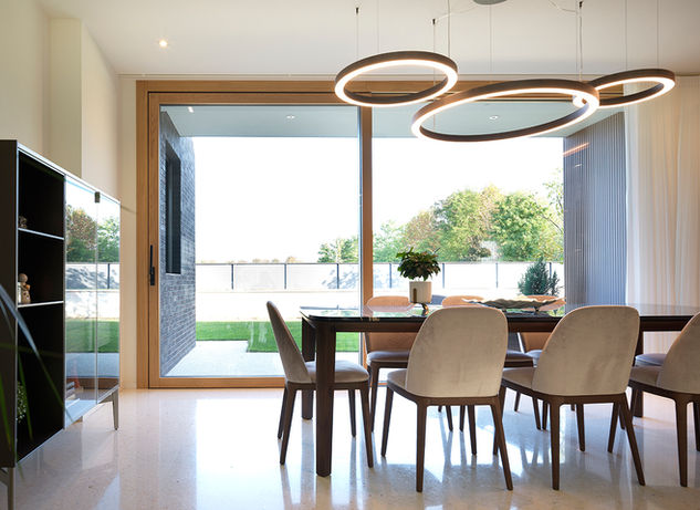 Alzante scorrevole in legno alluminio realizzato in legno lamellare di rovere finitura naturale lato interno