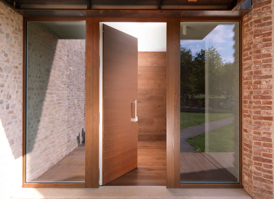 Portoncino in legno con fianchi luce fissi vetrati e finitura tinta noce
