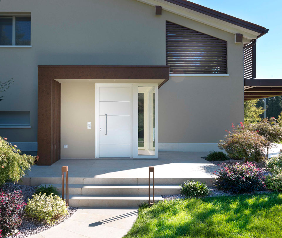 Portoncino in legno con rivestimento esterno in alluminio, finitura bianca, con inserti orizzontali in acciaio