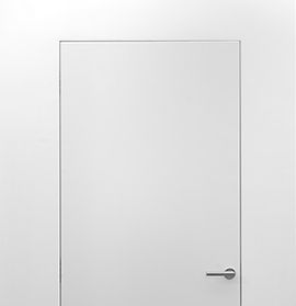 Porta interna minimal senza cornici decorative di Serradura a Solagna (VI)