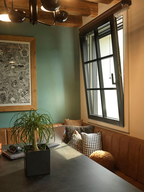 Finestre con inglesine. Finitura laccata nera lato interno, lato esterno e rivestimento in alluminio