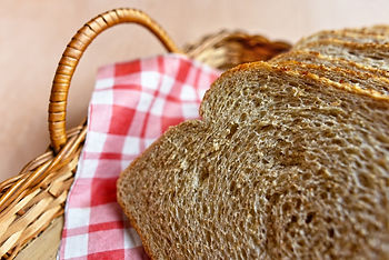 Ein Brotkorb mit ein paar Scheiben Vollkornbrot