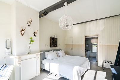 Rustgevend, fris en helder interieur, grote ramen, prinsheerlijk bed en unieke decoratie en details. Een feestje op te overnachten. 