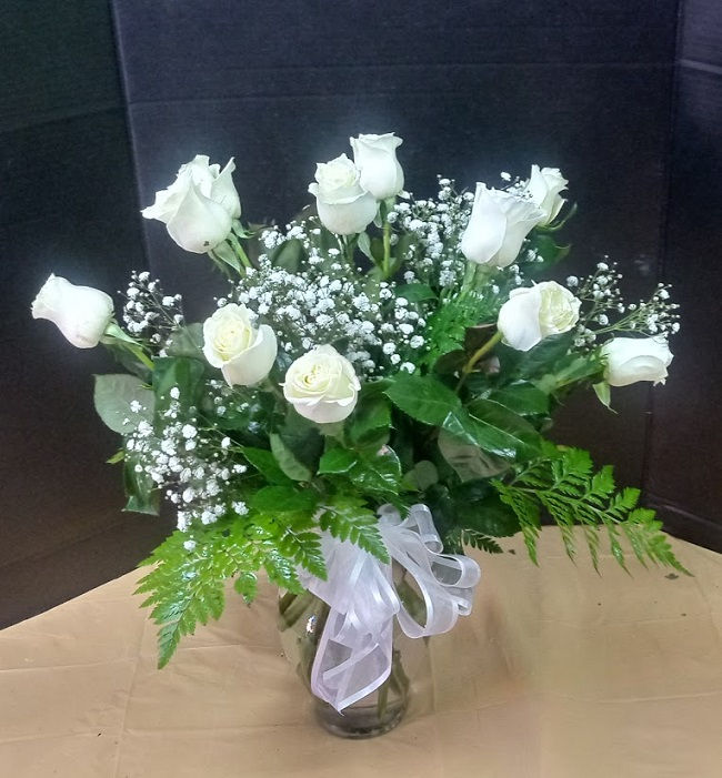 Dozen of white roses, 12 beautiful white roses in a vase.