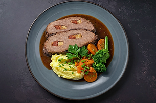 Hausgemachtes Schweizer Traditionsmenü mit saisonaler Gemüsecrèmesuppe, klassischem gespicktem Rindsbraten an Grossmutters Sauce, dazu Kartoffelstock (nicht aus dem Päckli) und Rüebligemüse. Zum Dessert ein hausgemachtes Caramelchöpfli mit frischen Eiern.