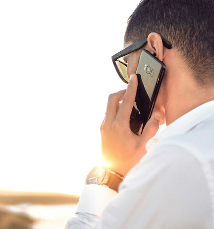 Homme qui téléphone-min.jpg