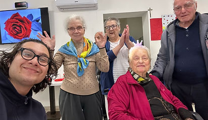 Ospiti anziani felici insieme agli operatori nella casa alloggio per anziani La Casa del Sole ad Anzio