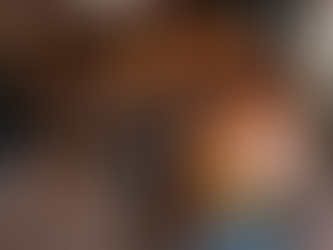 Mulher saindo de uma loja de telefonia com contrato na mão e algemas nos pulsos, enquanto vendedores comemoram ao fundo