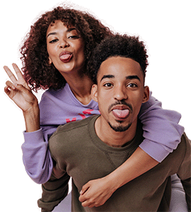 Casal sorrindo, representando planos combo com internet, TV e telefonia no mesmo pacote