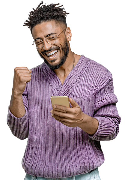 Homem sorrindo com celular na mão, representando planos de celular com internet móvel, apps, ligações e SMS