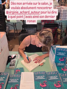 L'auteure Virginie Achard en train de dédicacer son livre au salon Créteil en poche 2026.