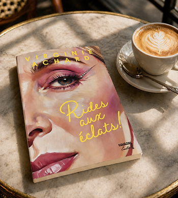 "Rides aux éclats", le nouveau roman de Virginie Achard aux éditions Maison Pop, sur une table avec une tasse de café.