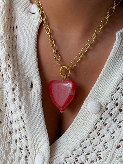 Accédez à la page Colliers de Naxelae Jewels avec ce collier cœur en agate, bijou artisanal unique.