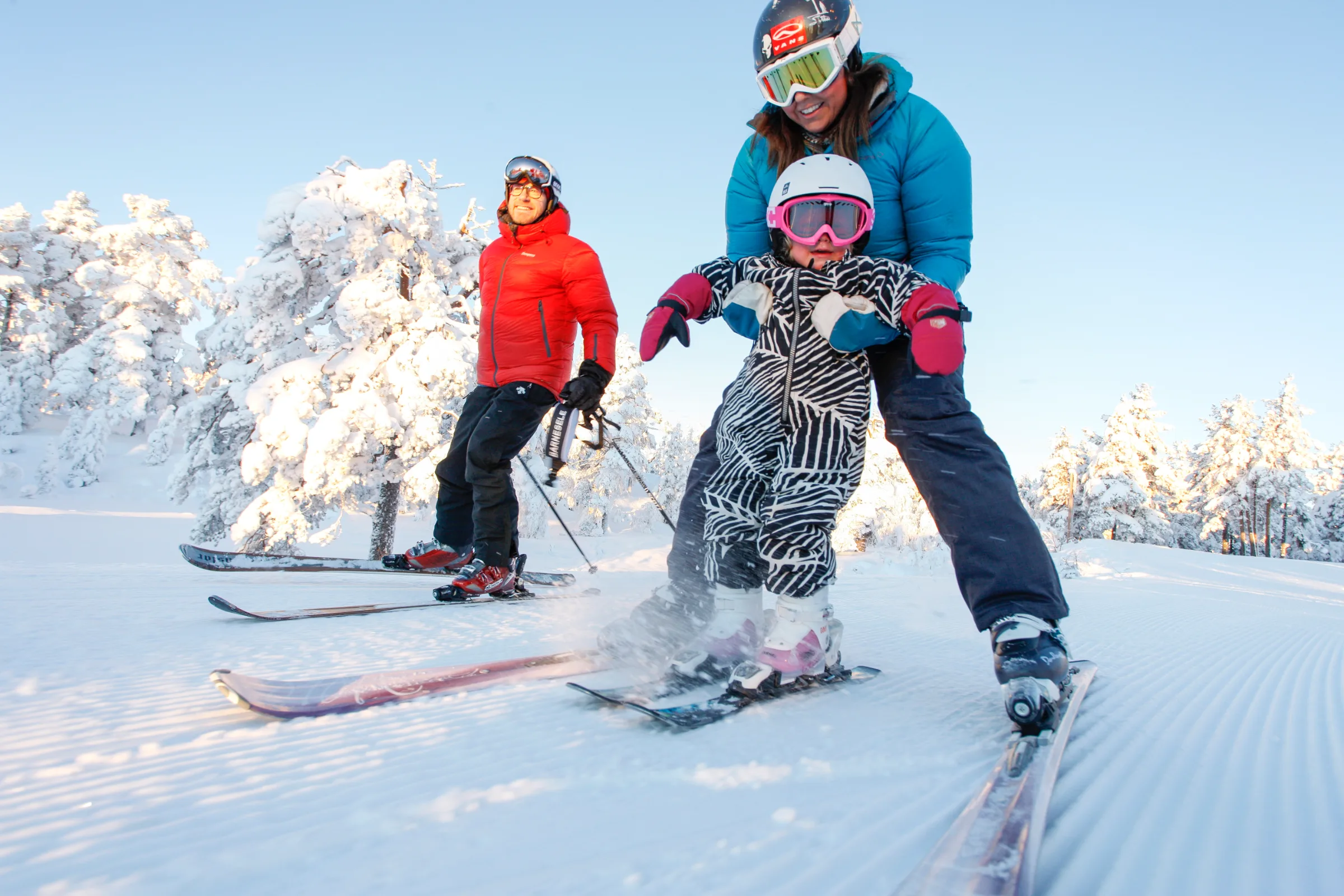 Familie på ski