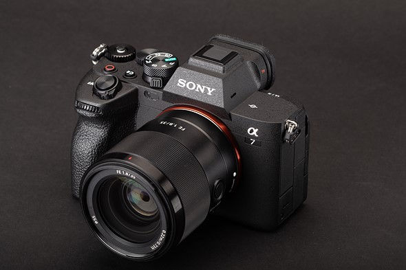Sony_a7IV_3qtr.jpeg