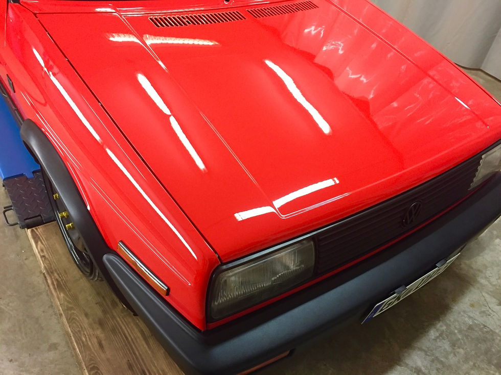 Roter VW Golf II GTI in Frontansicht, betont markantes Grill-Design und sportlichen Look