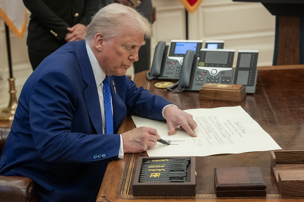 Futures steigen – Trump unterzeichnet Iran-Deal, Fed signalisiert höheren Zinspfad