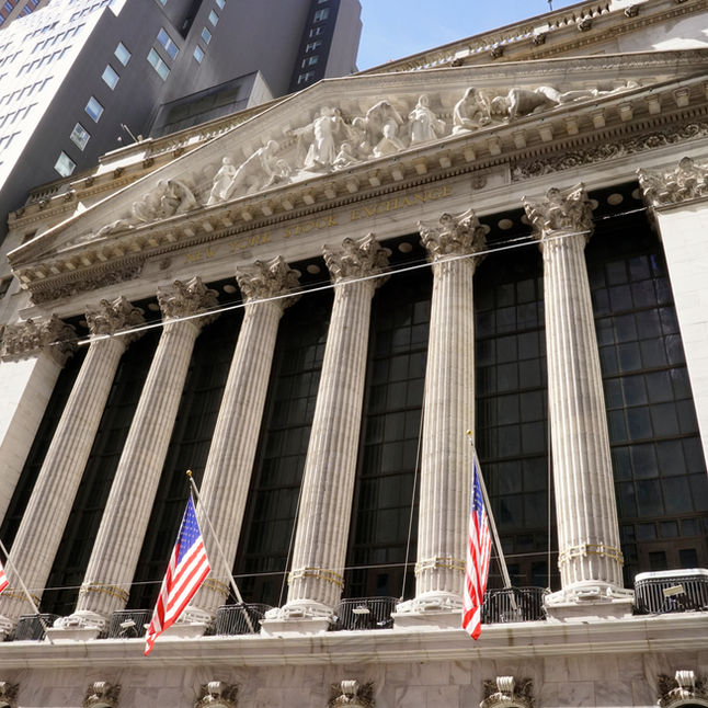 Futures steigen – BIP abwärts revidiert, Meta verschiebt KI-Modell auf Mai