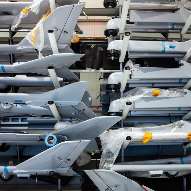 Futures fallen – Fed pausiert, Nahostkonflikt hält an, Rivian und Uber starten Robotaxi-Partnerschaft